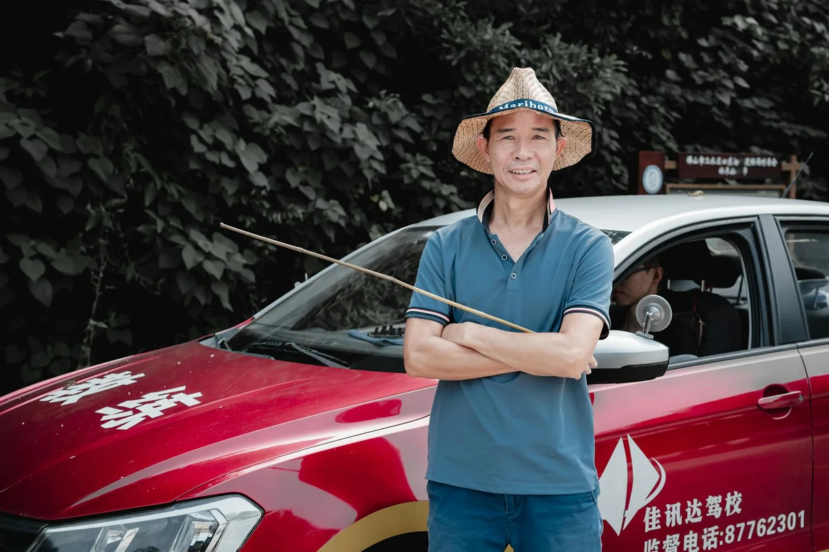 桌面上摊开的说明文档与批注，用于查证麻豆天美传媒常见问题